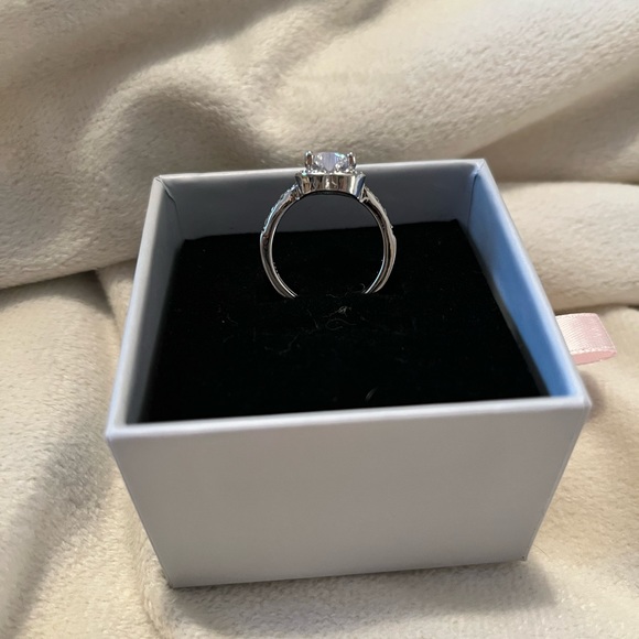 DAZZLING 18K WHITE GOLD PLATED HEART WHITE TOPAZ 2.5CT CZ ENGAGEMENT RING | 8 - Picture 6 of 13